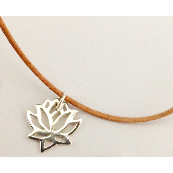 Pingente Flor de Lotus  em prata no couro.