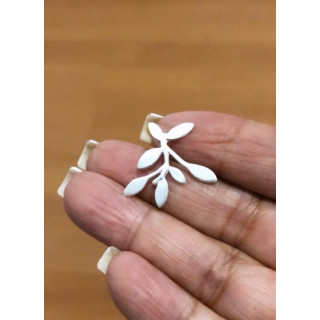 Colar arruda em prata fosca na camurça preta.